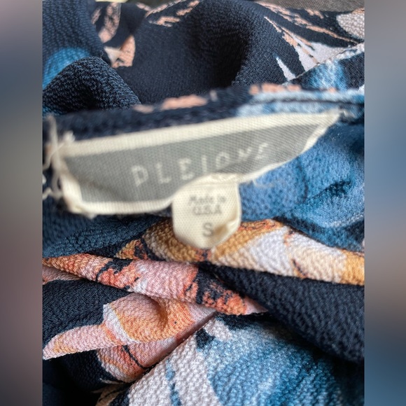 Women’s  Vintage Floral Short Sleeve Blouse ( small ) - Picture 4 of 5